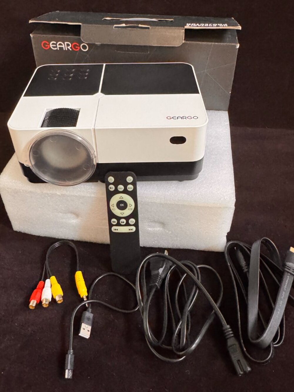 GearGo H2 HD Portable LED Projector Bundle – Open Box / Great Condition!